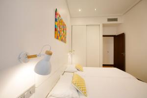 Posteľ alebo postele v izbe v ubytovaní Apartamentos San Marcial 28
