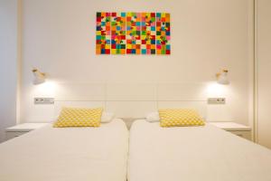 Posteľ alebo postele v izbe v ubytovaní Apartamentos San Marcial 28