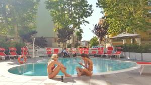 Bazén v ubytování Hotel Sabrina Rimini nebo v jeho okolí