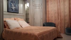 sypialnia z łóżkiem i krzesłem w obiekcie Villa avec vue w mieście Biviers