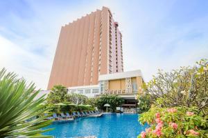 Bazén v ubytování Golden Beach Cha-Am Hotel nebo v jeho okolí