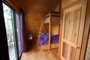 Letto o letti in una camera di Desolation Sound Resort