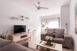 Televízia a/alebo spoločenská miestnosť v ubytovaní Luxe in the Beach