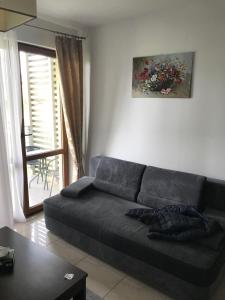 un divano in soggiorno con finestra di Baltic Vip Apartament Anja blisko zejścia na plażę a Rewal