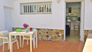 a table and chairs in a room with a kitchen at Fantastico studio, vista mare, 5mn dalla spiaggia - Casa ArteVida in Roses +34 photos