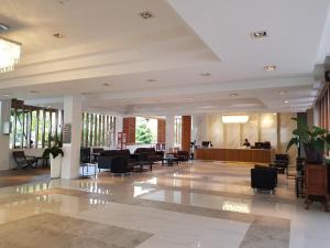 a lobby with chairs and tables and a lobby with at Wongamat Privacy Residence, Pattaya in Pattaya North