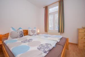 - une chambre avec 2 lits et une fenêtre dans l'établissement Ferienwohnung Sonnenseite, à Sellin