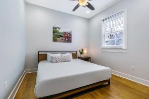 ニューオーリンズにある4BR Condo with Luxury Amenitiesのベッドと天井扇風機のある寝室
