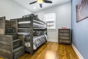 een slaapkamer met een stapelbed en een plafondventilator bij 4BR Condo with Luxury Amenities in New Orleans