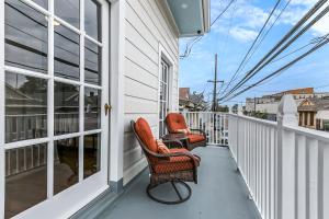 ニューオーリンズにある4BR Condo with Luxury Amenitiesの家の上に椅子2脚付きのバルコニー +22枚の写真