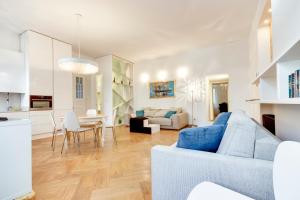 un salon avec un canapé bleu et une table dans l'établissement Central and Luxurious Beethovnova Apartment, à Ljubljana