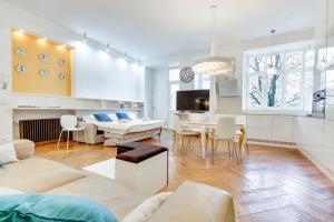 un salon avec un canapé et une table dans l'établissement Central and Luxurious Beethovnova Apartment, à Ljubljana