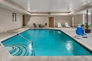 ベルビルにあるBaymont by Wyndham Belleville Airport Area Free Airport Shuttleの建物内の青い水のスイミングプール