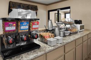 ベルビルにあるBaymont by Wyndham Belleville Airport Area Free Airport Shuttleの食品を入れたキッチンカウンター