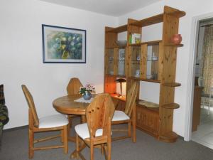 Un comedor con mesa y sillas de madera. en Appartement 53 Residenz Bellevue Used, en Zinnowitz