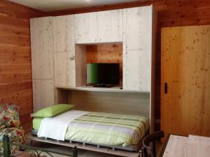 Giường trong phòng chung tại B&B L'albero e le stelle