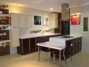Virtuvė arba virtuvėlė apgyvendinimo įstaigoje Manazilna Apartments Riyadh