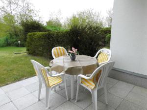 un patio con mesa y 4 sillas en Appartement 53 Residenz Bellevue Used, en Zinnowitz 8 fotos más
