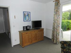 sala de estar con TV en un armario de madera en Appartement 53 Residenz Bellevue Used, en Zinnowitz