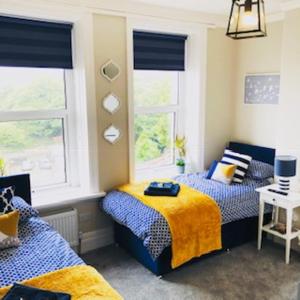 sypialnia z 2 łóżkami i oknem w obiekcie Lismore Guest House w mieście Whitehaven