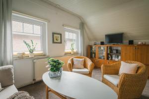 索爾陶的住宿－Boer，客厅配有两把椅子和一张桌子