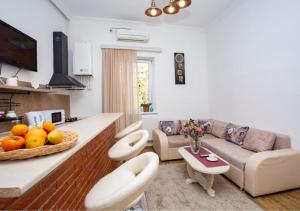 een woonkamer met een bank en een tafel bij Tbilisi Central apartment in Tbilisi City