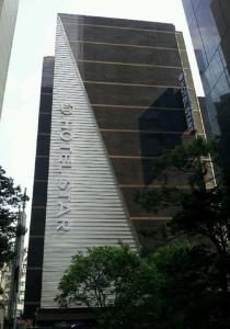 um edifício com um sinal na lateral em Hotel Star Gangnam em Seul