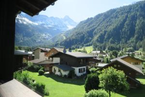 une vue d'un village avec des montagnes en arrière-plan dans l'établissement Appartement Capucine, à Chamonix-Mont-Blanc