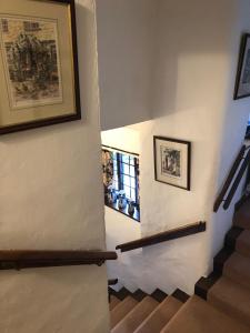 Una escalera en una casa con dos cuadros en la pared en Holmeshead Farm, en Ambleside