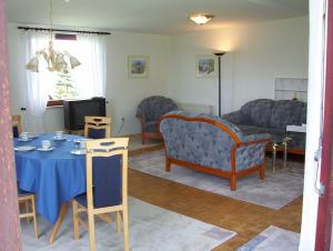 sala de estar con mesa azul y sillas en Ferienwohnung-Osten, en Schenefeld