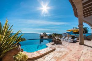 Bazén v ubytování Villa Gaviota by Abahana Villas nebo v jeho okolí