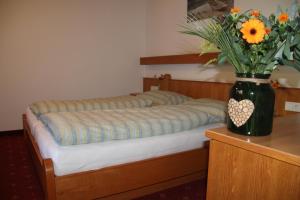 Łóżko lub łóżka w pokoju w obiekcie Pension Traube
