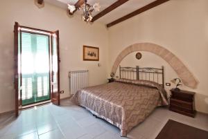 モノーポリにあるB&B Casa Cimino - Monopoli - Pugliaのベッドルーム1室(ベッド1台、大きな窓付)