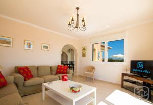 sala de estar con sofá y mesa en Villa Las Flores by Abahana Villas, en Benissa