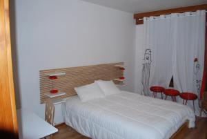 Una cama o camas en una habitación de Hotel Mirabeau