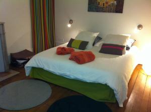 sypialnia z dużym łóżkiem z ręcznikami w obiekcie Studio Bourdonnais w Paryżu