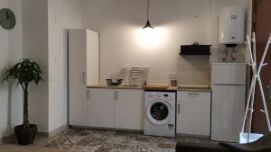 Kuchnia lub aneks kuchenny w obiekcie Suites Jeronimo de Cordoba