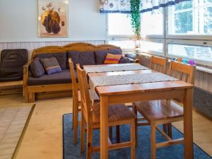 ターコブオリにあるHoliday Home Tahkontilhi e 5 by Interhomeのリビングルーム(テーブル、椅子、ソファ付)