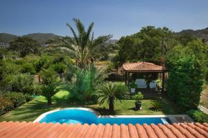 Výhľad na bazén v ubytovaní Villa Mertcan by Important Group Travel alebo v jeho blízkosti