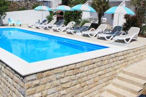 Bazén v ubytování Beachfront Apartments Anita with Pool nebo v jeho okolí
