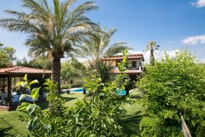 A garden outside Villa Mertcan by Important Group Travel BD439