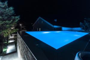 Bazén v ubytování Beachfront Apartments Anita with Pool nebo v jeho okolí