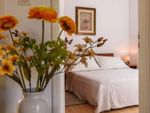 um vaso cheio de flores de laranja num quarto em Apartments Beba - peaceful location em Trogir