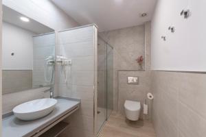 Koupelna v ubytování Apartamentos Mar de Fondo Muxia + 29 fotografií