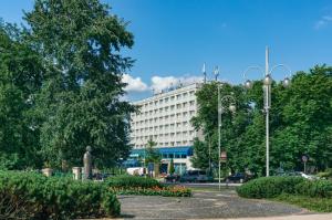 a large building in the middle of a street at Mercure Czestochowa Centrum in Częstochowa