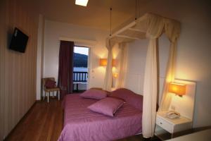 Postel nebo postele na pokoji v ubytování Mirini Hotel