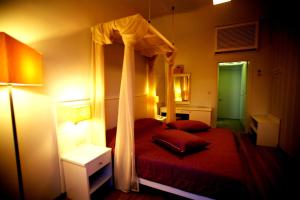 Postel nebo postele na pokoji v ubytování Mirini Hotel