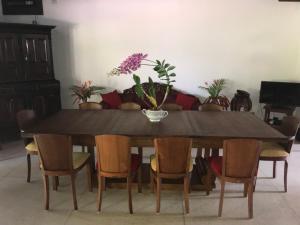 una mesa de comedor y sillas con plantas. en Cinnamon Bungalow, en Negombo