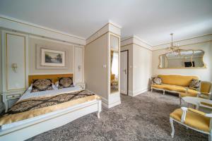 Una cama o camas en una habitación de Hotel Promien