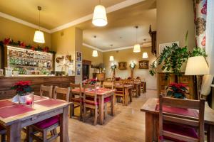 restauracja ze stołami i krzesłami oraz bar w obiekcie Hotel Promien w mieście Skarżysko-Kamienna